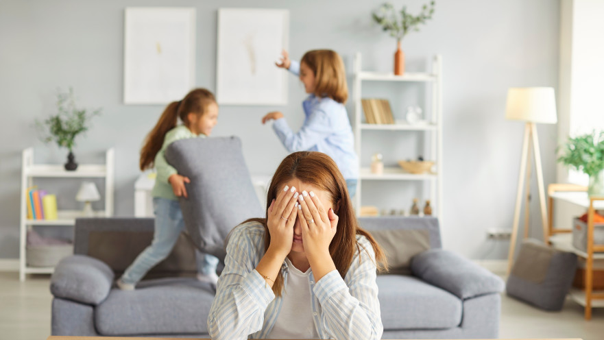 ההורים מחזיקים בקושי במהלך המלחמה