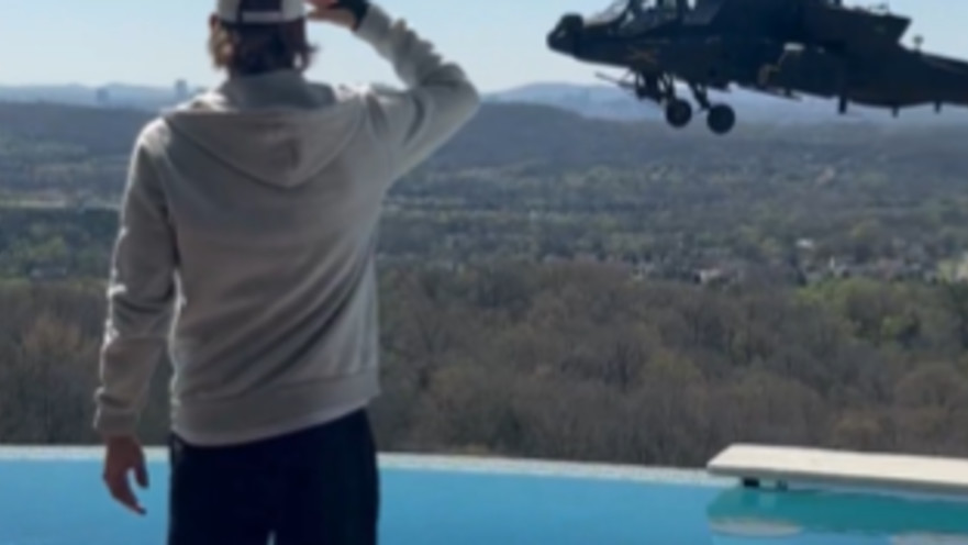 קיד רוק ומסוק צבא ארה"ב מעל ביתו