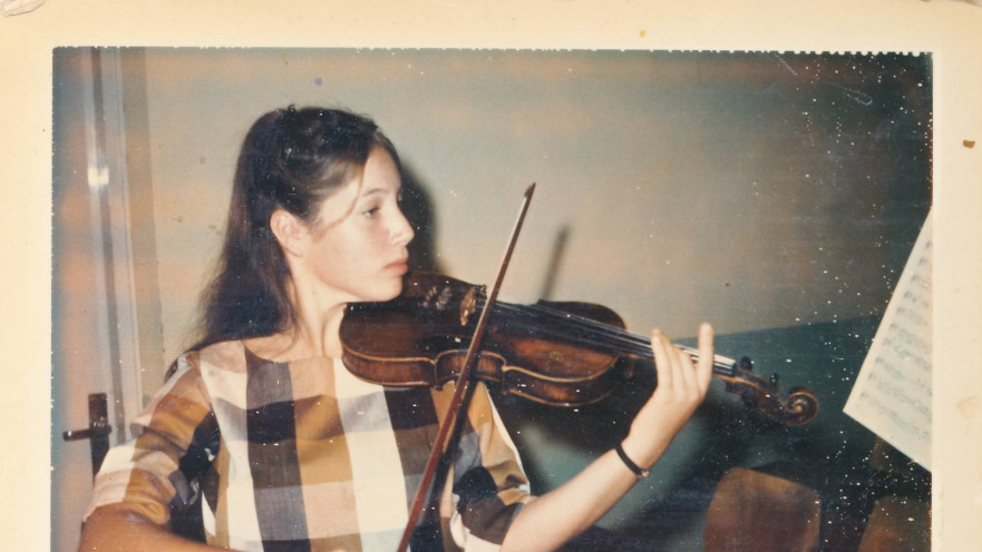 צרויה להב מנגנת בכינור