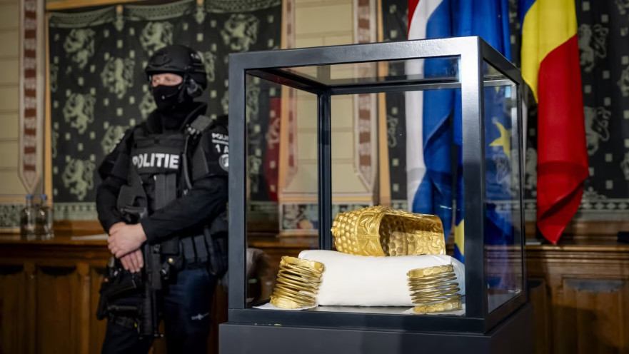 הקסדה והצמידים בהשגחה חמושה