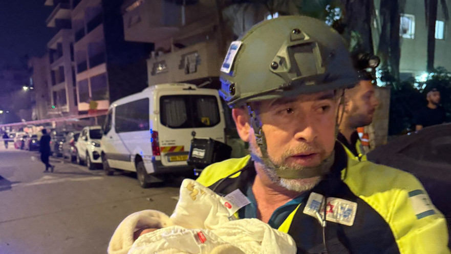 זירת פגיעה בפתח תקווה לאחר ירי טילים מאיראן