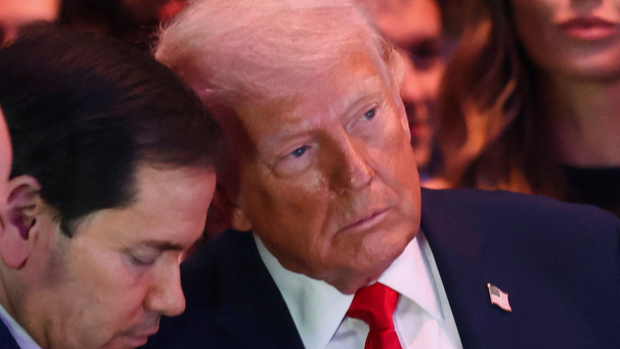 דונלד טראמפ ומרקו רוביו במשחק UFC במיאמי, במקביל להצהרתו של ג'יי. די. ואנס בפקיסטן