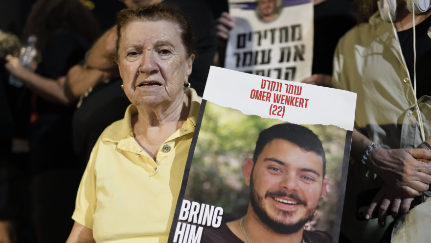 צילי ונקרט מפגינה למען החזרת עומר בתחילת המלחמה בעזה