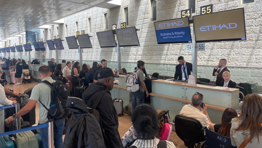 נוסעים בעמדת הצ'ק-אין של איתיחאד אירוויז