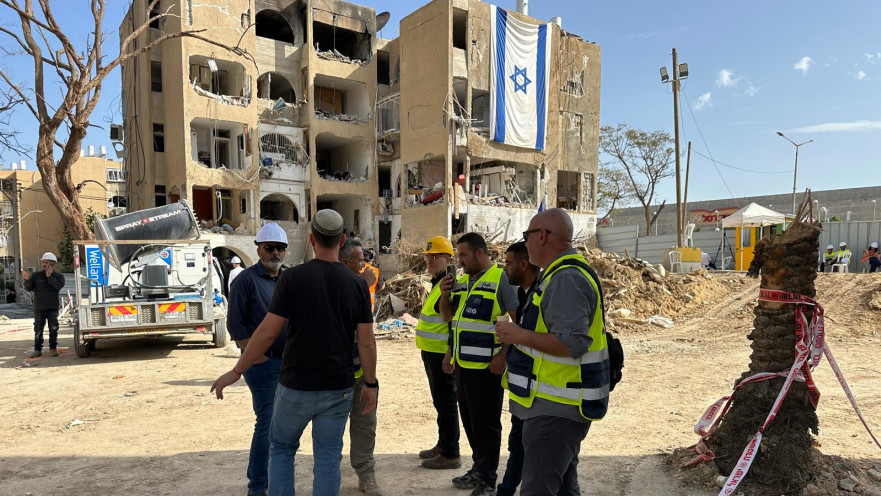הריסת אחד המבנים בערד שנפגעו מטיל איראני
