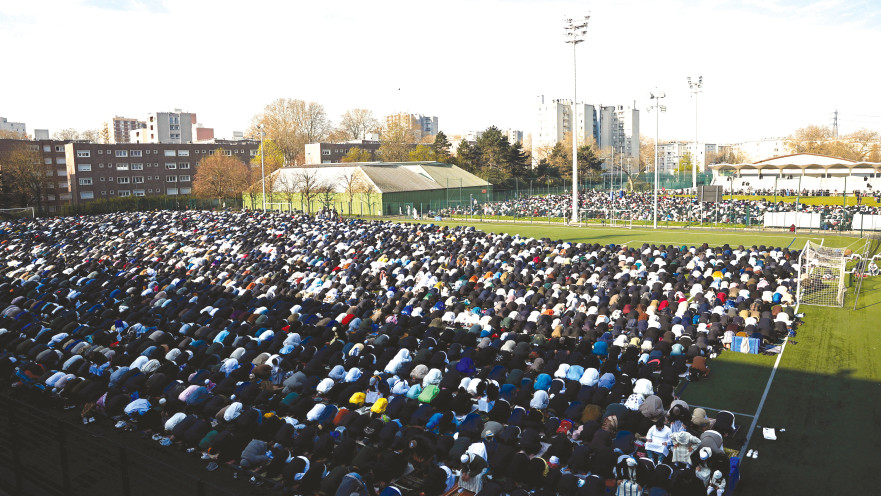 תפילה מוסלמית המונית במגרש כדורגל בעיר סן דני בצרפת