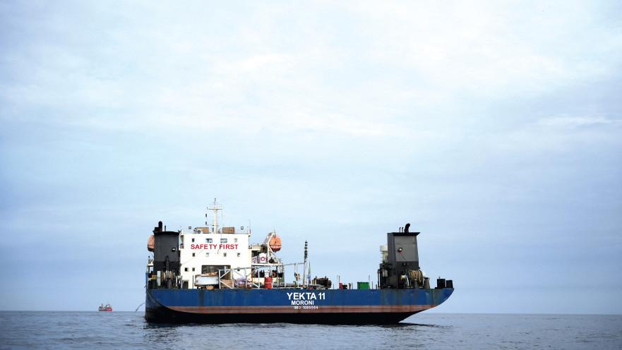 ספינת מטען חוצה את מיצר הורמוז