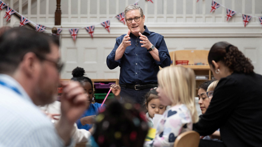 קיר סטארמר מדבר בבית ספר בבריטניה