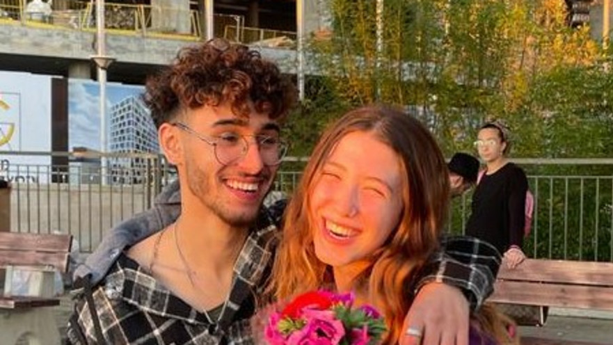 אריאל ז"ל ועטרה עם פרחים שהביא לה