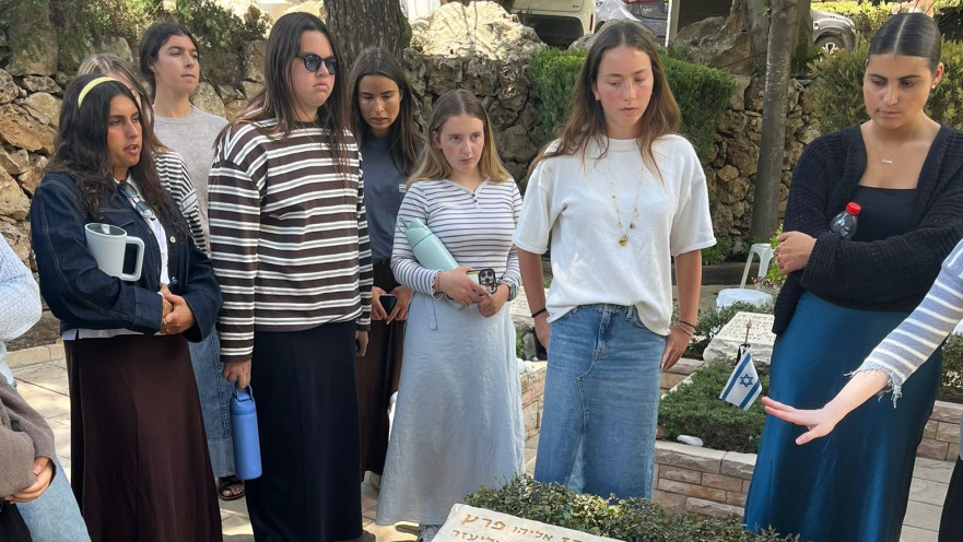 בנות מדרשת ״תורת חסד״ ליד קברו של אלירז פרץ ז״ל