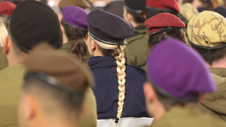 חיילי צה"ל בטקס יום הזיכרון בכותל. ישרתו יותר זמן?