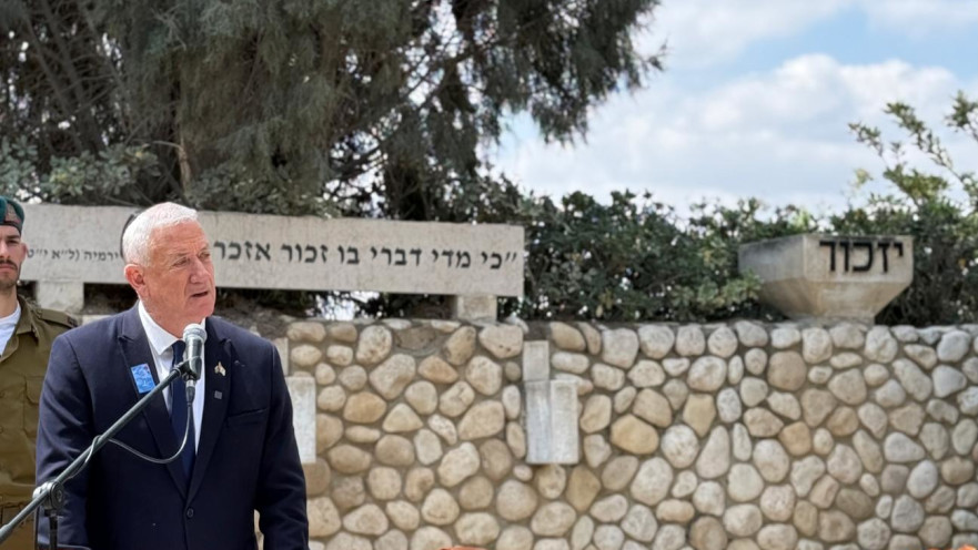 בני גנץ בטקס יום הזיכרון בשדרות
