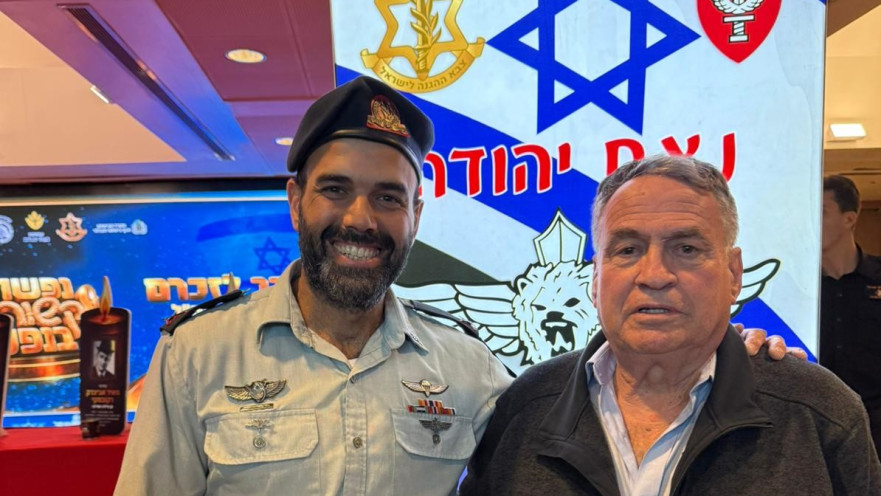 אלוף עוזי דיין עם אל"ם אבינועם אמונה