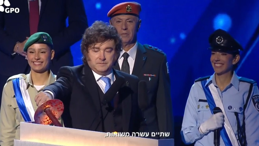 נשיא ארגנטינה חאבייר מיליי מדליק משואה בטקס יום העצמאות 2026