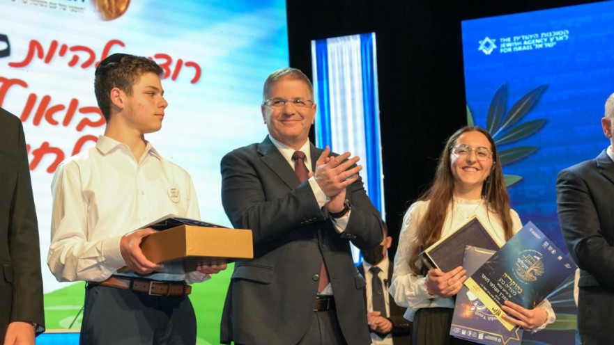 כלת חידון התנ"ך הודיה כהן וסגנה עקיבא (ג׳ק) שרייר יחד עם יואב קיש
