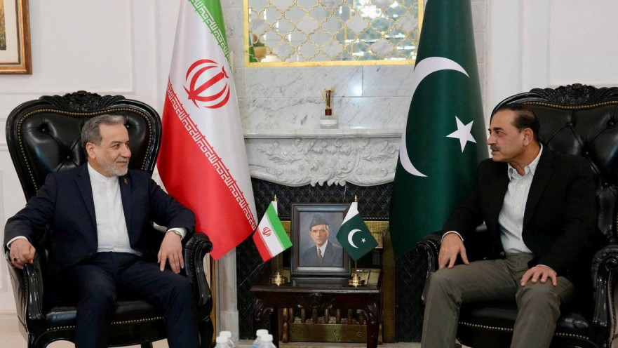 עבאס עראקצ'י ומפקד צבא פקיסטן פילדמרשל עאסם מוניר, באיסלאמבד