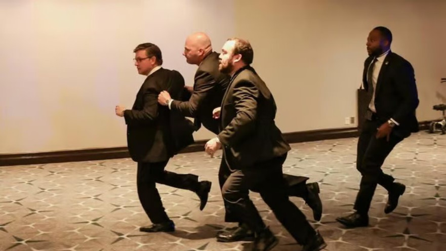 יו"ר בית הנבחרים מייק ג'ונסון מפונה עי אנשי השירות החשאי