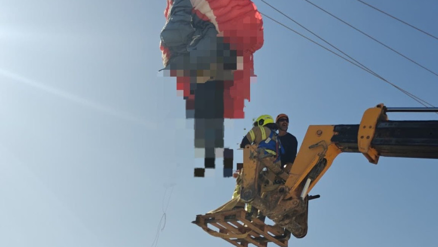 צנחן רחיפה נחת על כבל חשמל