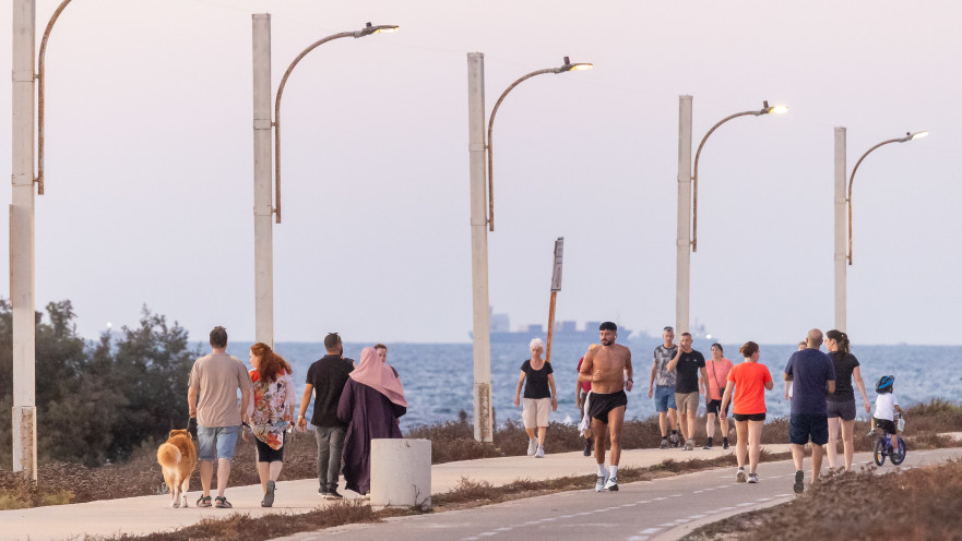 אנשים בטיילת על הים