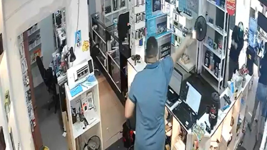  הרג בטעות את אשתו כשניסה לירות על גנבים