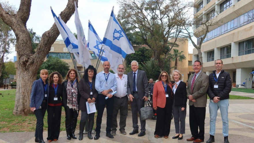 הנהלת המרכז הרפואי לשיקום לוינשטיין עם צוות הבודקים מטעם ה-JCI