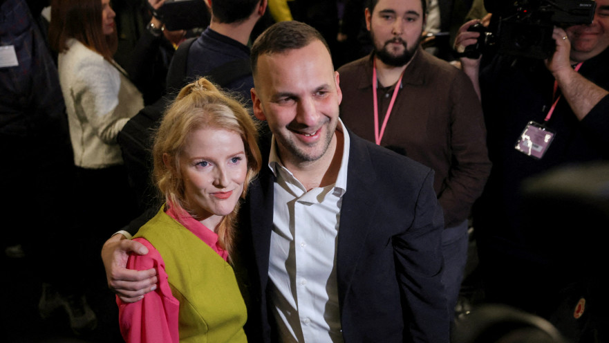 זאק פולנסקי, מנהיג מפלגת הירוקים בבריטניה במהלך אירוע בחירות
