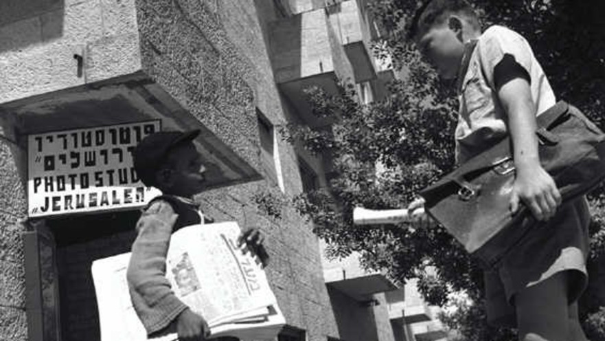 ילד מוכר עיתונים בירושלים, יוני 1950