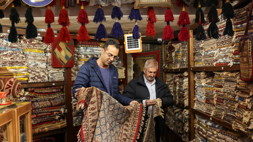 בעלי חנות שטיחים באיראן - משבר השטיח הפרסי