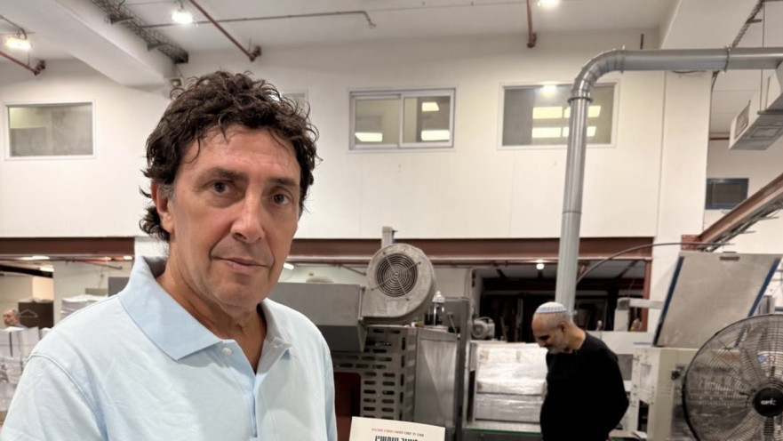 עו"ד ליאור טומשין עם ספרו החדש