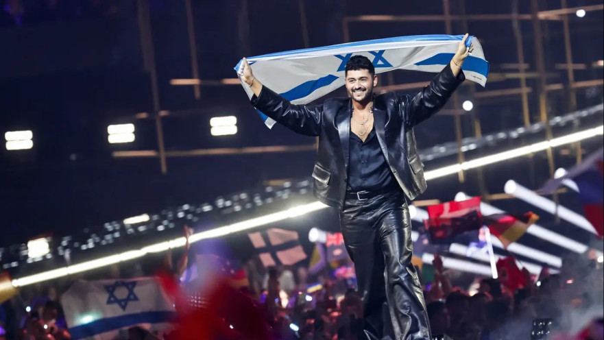 נועם בתן במצעד הדגלים של גמר אירוויזיון 2026