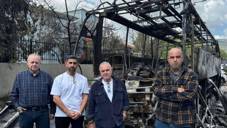 משפחת סגל ובן עמי (מימין) ליד אוטובוס החברה שהוצת בחודש שעבר