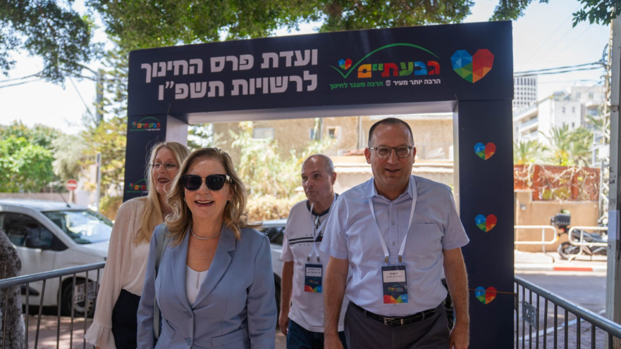 קוניק עם צוות ועדת פרס החינוך הארצי בגבעתיים