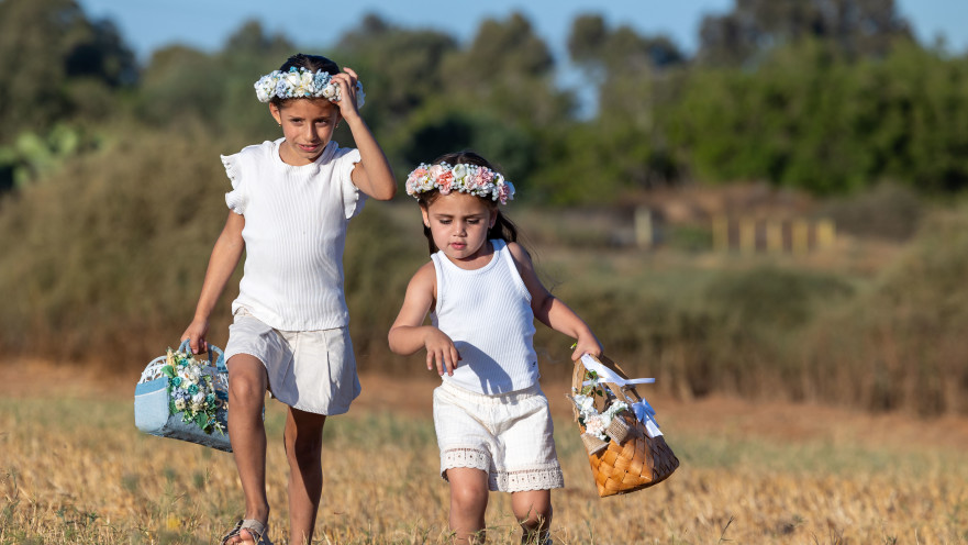 ילדות במושב ישרש נושאות סלי ביכורים לחג השבועות, 29.5.25