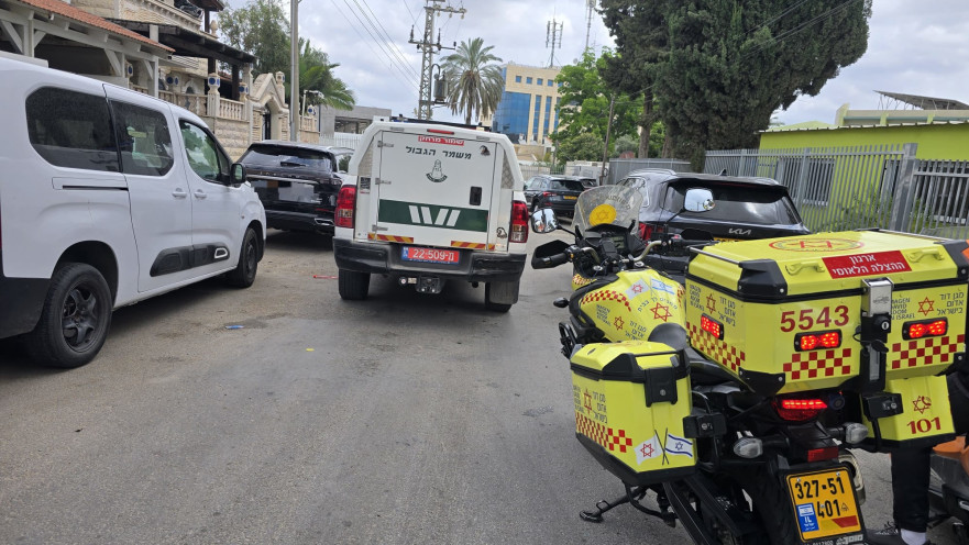 זירת התאונה ברחוב בית"ר בלוד, הולכת רגל נפגעה באורח קשה