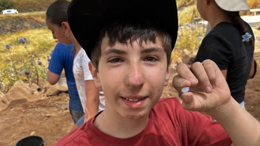 התלמיד אלון הורביץ והאבן הנדירה