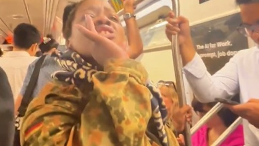 אישה תוקפת באלימות צעירה יהודייה ברכבת התחתית בניו יורק 