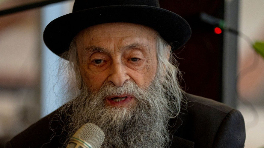 בנו קרן עם המספר האישי על ידו