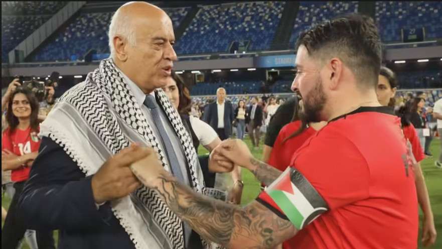 ג'יבריל רג'וב (משמאל) מעניק מגן הוקרה לדייגו מראדונה ג'וניור