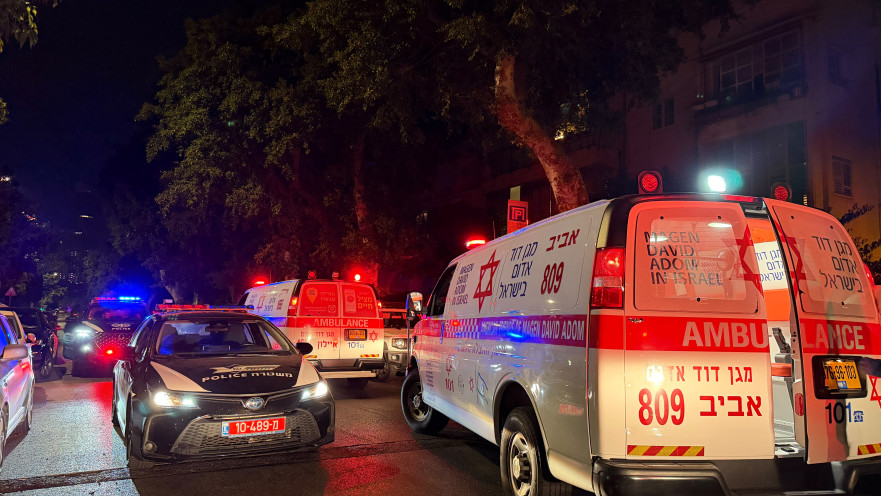 אמבולנס וניידת משטרה בזירת האירוע בתל אביב
