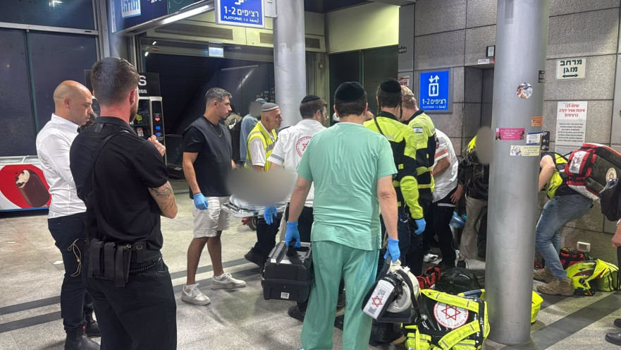 טיפול באדם שהתמוטט בתחנת תל אביב ההגנה