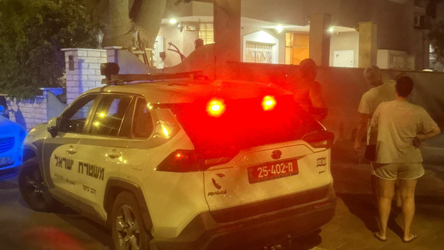 זירת אירוע השלכת רימון לעבר חצר בית פרטי בפתח תקווה