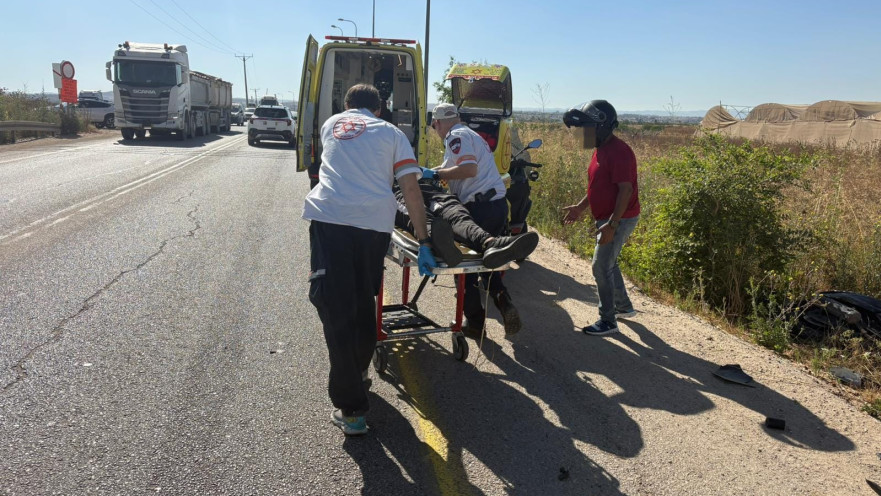 צוותי מד"א בזירת התאונה בכביש 4631