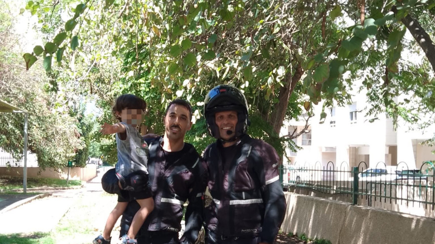צוות ית”ם והילד לאחר החילוץ