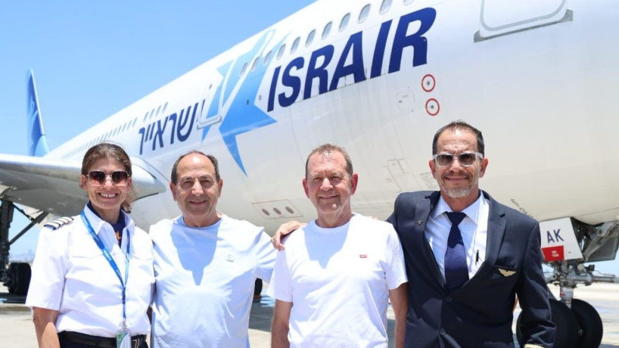 רמי לוי מבעלי ישראייר, אורי סירקיס מנכ"ל החברה והקברניטים ג׳ואל בן פרץ ואמיר ויינגרטן