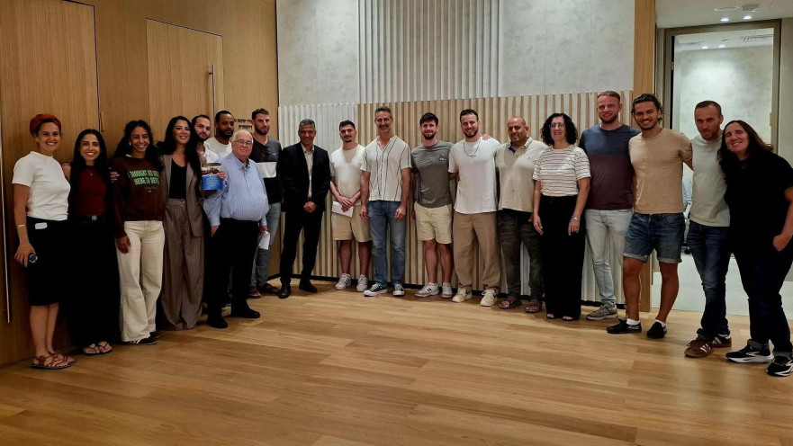 בכירי בנק מזרחי-טפחות בטקס הענקת המלגות לסטודנטים