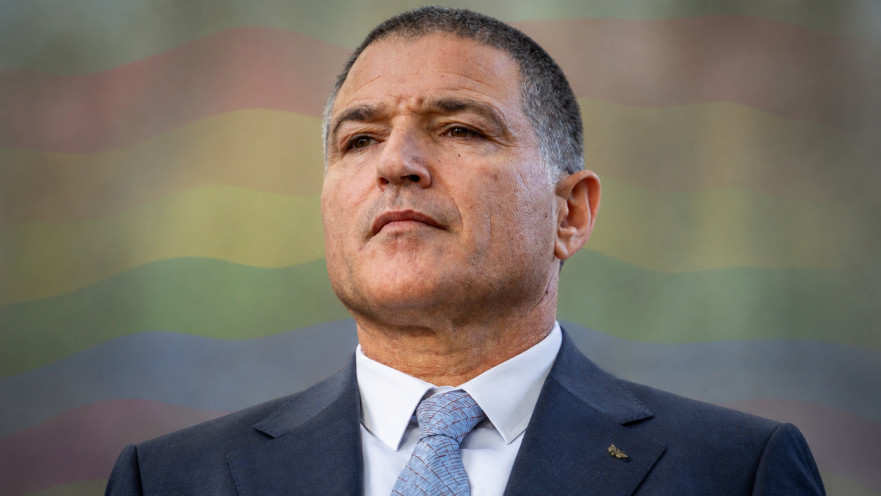 ראש השב"כ דוד זיני ברקע דגל הגאווה