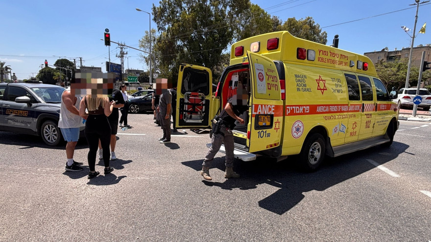 צוותי מד"א בזירת התאונה בקרית מוצקין