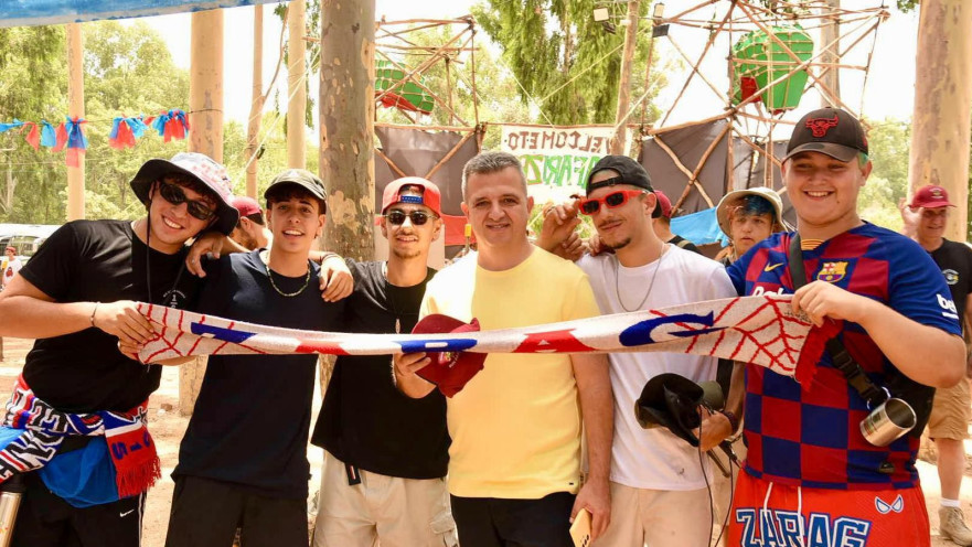 שאמה הכהן עם צעירים בתנועת הנוער