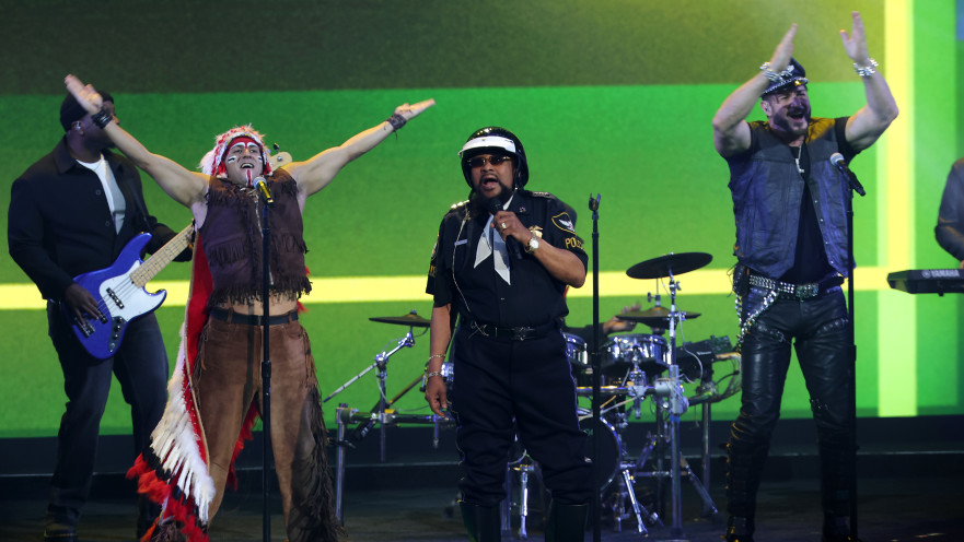 ויקטור ויליס עם להקת "ווילג' פיפל" (Village People)