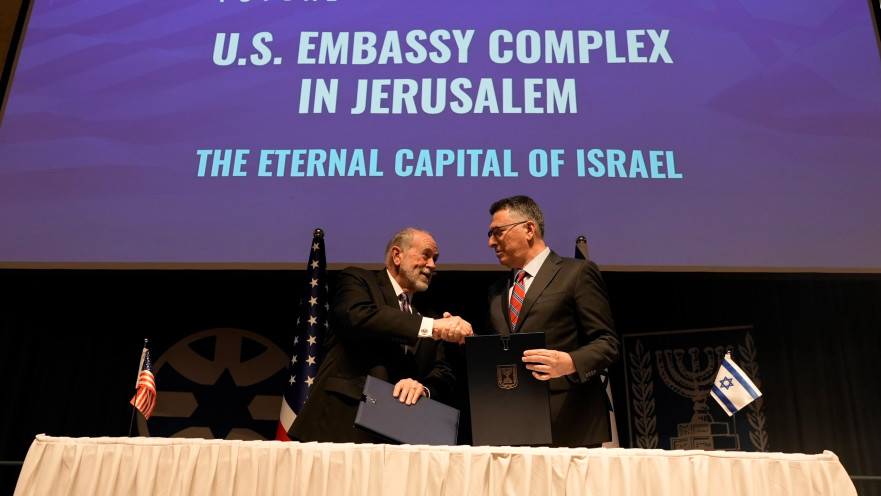 שר החוץ גדעון סער, שגריר ארה"ב בישראל, מייק האקבי